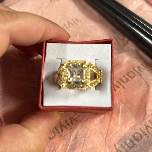 Luxurious 18k Gold Plating ring
Sparkling Diamondeau® - Simulated Diamond - Picture 4 of 6